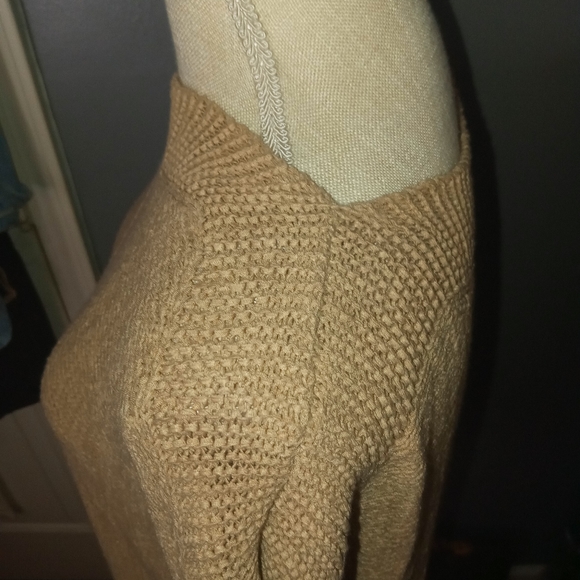 Woman's Top - Picture 4 of 6